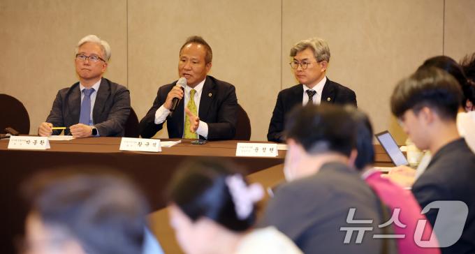 [사진] '의·정 갈등 해소를 위해 드리는 제언' 발표하는 서울시 의사회