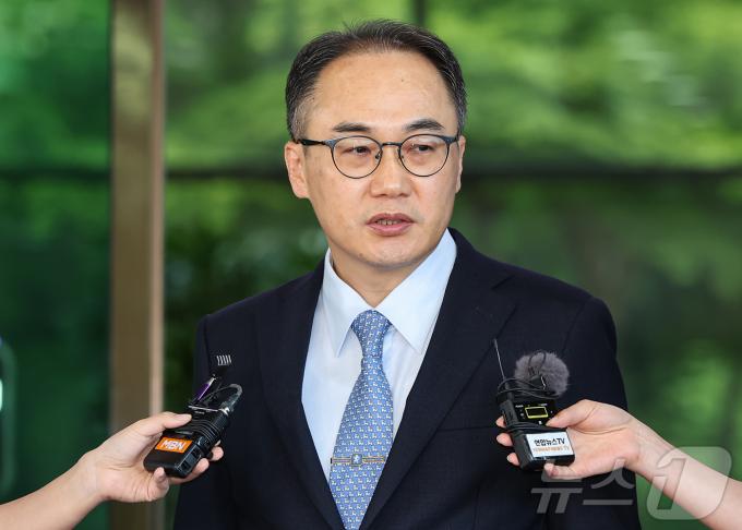 [사진] 취재진 질문에 답하는 이원석 검찰총장