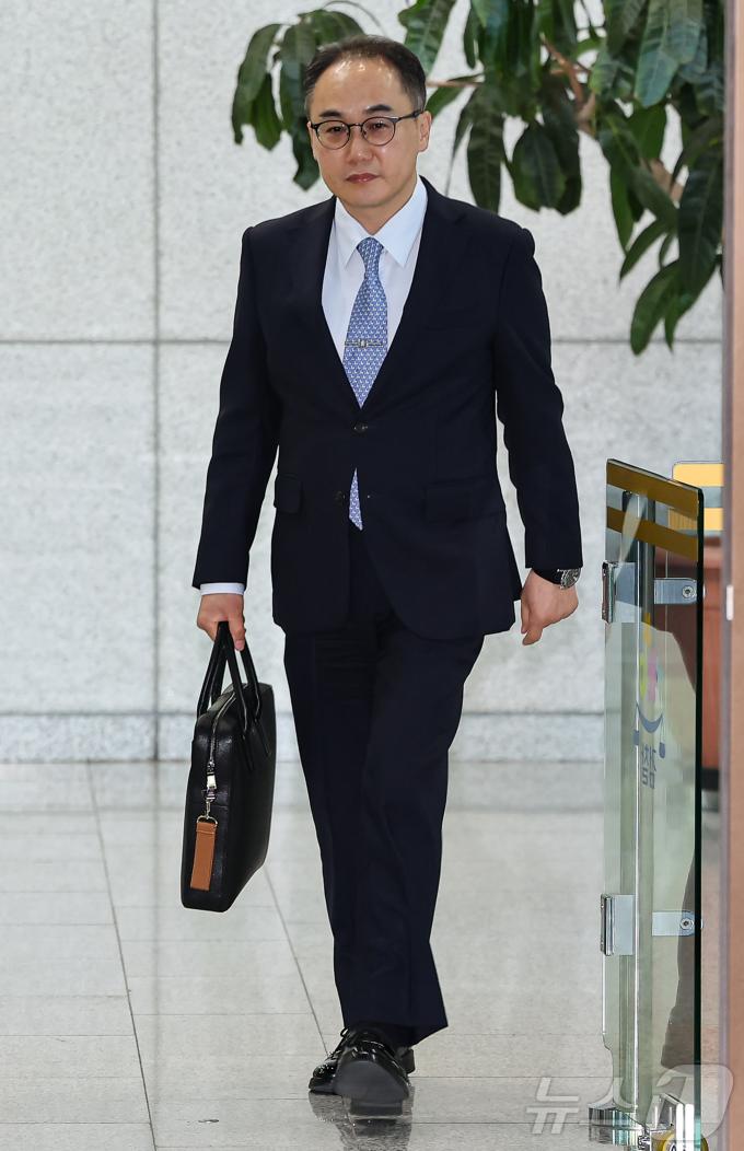 [사진] 대검찰청 나서는 이원석 검찰총장