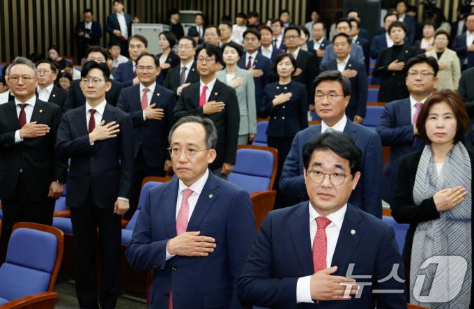 추경호 국민의힘 원내대표(앞줄 왼쪽), 배준영 원내수석부대표를 비롯한 의원들이 3일 오후 서울 여의도 국회에서 열린 의원총회에 참석해 국기에 대한 경례를 하고 있다. 2024.6.3/뉴스1 ⓒ News1 안은나 기자
