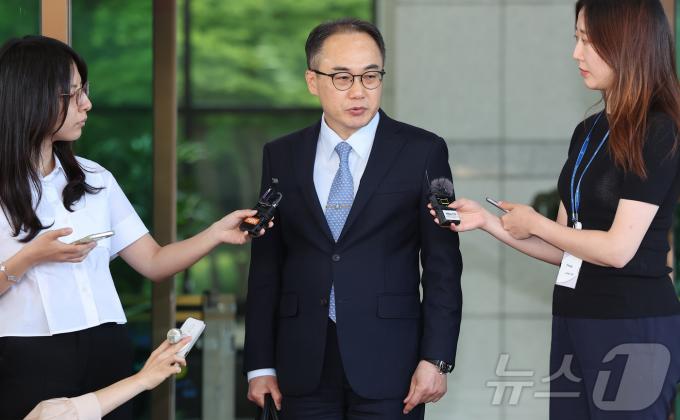 [사진] 이원석 검찰총장, 퇴근길 취재진 질문에 답변