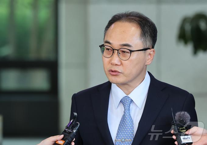 이원석 검찰총장이 3일 오후 서울 서초구 대검찰청에서 취재진에 민주당의 ‘대북송금 검찰조작’ 특검법 발의 상황과 관련한 입장을 밝힌 후 질문에 답하고 있다. 2024.6.3/뉴스1 ⓒ News1 김도우 기자