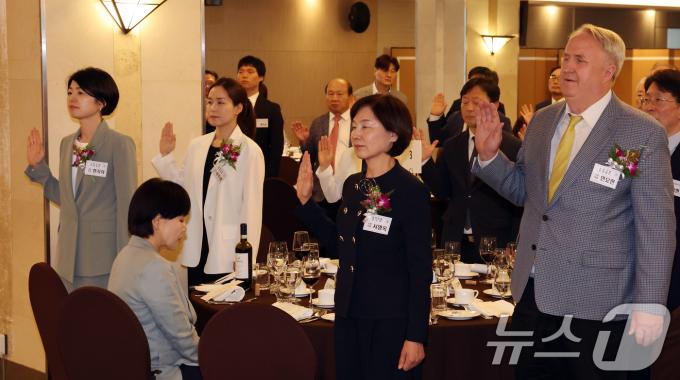 [사진] 의사선서하는 국회의원