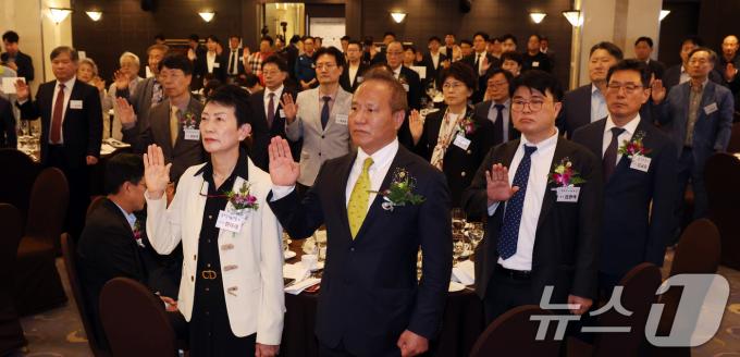 [사진] 의사선서하는 의사들