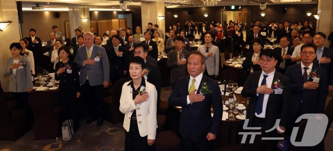 [사진] 국기에 대한 경례하는  서울시의사의 날 기념식