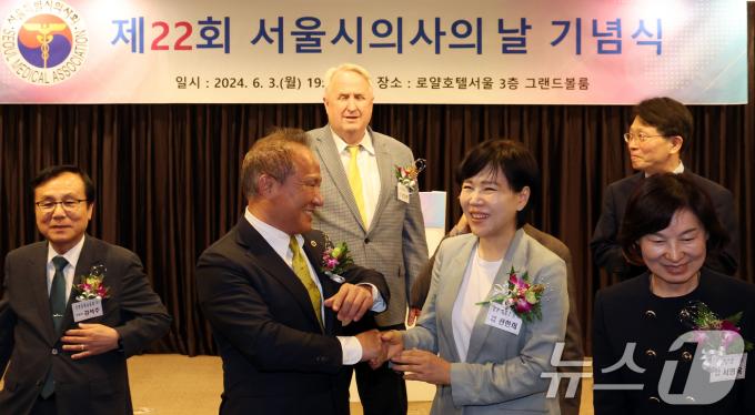 [사진] 인사하는 전현희 의원과 황규석 회장