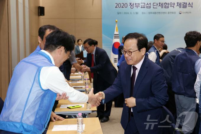 [사진] 공무원노조 대표단과 인사 나누는 김승호 처장