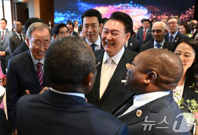 윤석열 대통령이 3일 서울 중구 신라호텔에서 열린 2024 한-아프리카 정상회의 환영만찬에서 내빈들과 환담을 나누고 있다. (대통령실 제공) 2024.6.3/뉴스1 ⓒ News1 송원영 기자