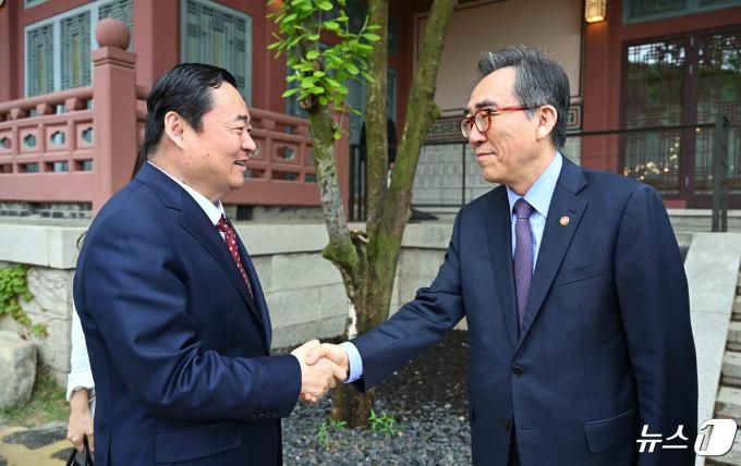 조태열 외교부 장관이 지난 4월 24일 방한 중인 하오펑(??) 중국 랴오닝성 당서기와 오찬 간담회를 갖으며 악수를 하고 있다. (외교부 제공) 2024.4.24/뉴스1 ⓒ News1 김명섭 기자