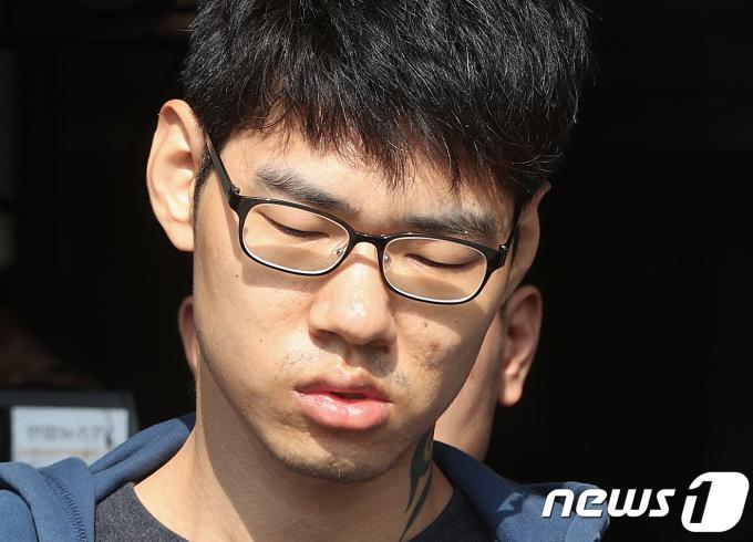 PC방 아르바이트생을 살해한 혐의로 구속된 피의자 김성수(29)가 22일 오전 정신감정을 받기 위해 서울 양천경찰서에서 국립법무병원 치료감호소로 이송되고 있다. 김성수는 지난 14일 서울 강서구의 PC방에서 서비스가 불친절하다는 이유로 아르바이트생을 흉기로 찔러 살해한 혐의를 받고 있으며 경찰은 이날 김성수의 얼굴과 성명, 나이를 공개하기로 결정했다. 2018.10.22/뉴스1 ⓒ News1 신웅수 기자