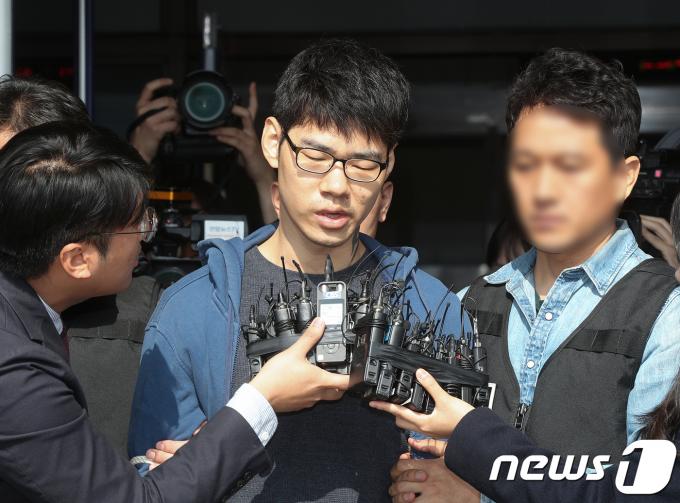 PC방 아르바이트생을 살해한 혐의로 구속된 피의자 김성수(29)가 22일 오전 정신감정을 받기 위해 서울 양천경찰서에서 국립법무병원 치료감호소로 이송되고 있다. 김성수는 지난 14일 서울 강서구의 PC방에서 서비스가 불친절하다는 이유로 아르바이트생을 흉기로 찔러 살해한 혐의를 받고 있으며 경찰은 이날 김성수의 얼굴과 성명, 나이를 공개하기로 결정했다. 2018.10.22/뉴스1 ⓒ News1 신웅수 기자