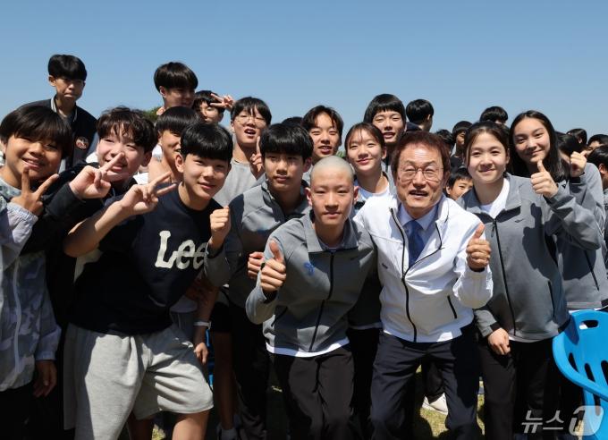조희연 서울시교육감이 13일 서울 송파구 서울체육중학교에서 '제53회 전국소년체육대회' 출전 서울 학생선수들을 격려한 후 기념촬영을 하고 있다. (서울시교육청 제공)/뉴스1
