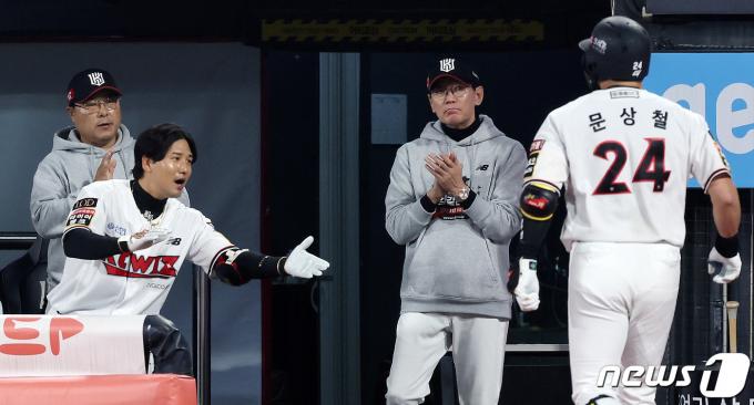 이강철 KT 감독의 신뢰를 쌓고 있는 문상철. /뉴스1 DB ⓒ News1 이동해 기자