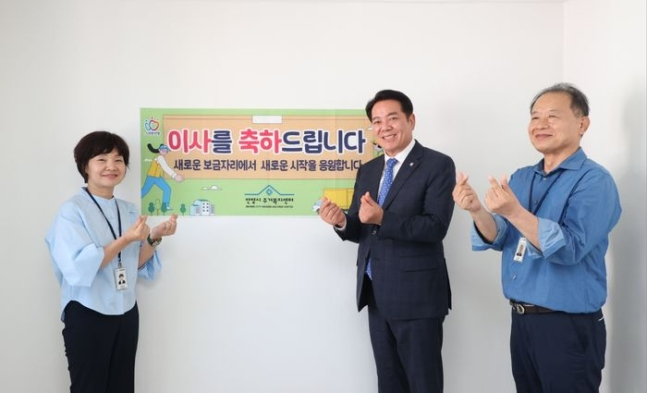 최대호 안양시장(오른쪽 두번째)이 3일 주거상향지원 사업 대상 가구를 방문해 이사를 축하하고 있다. / 사진제공=안양시