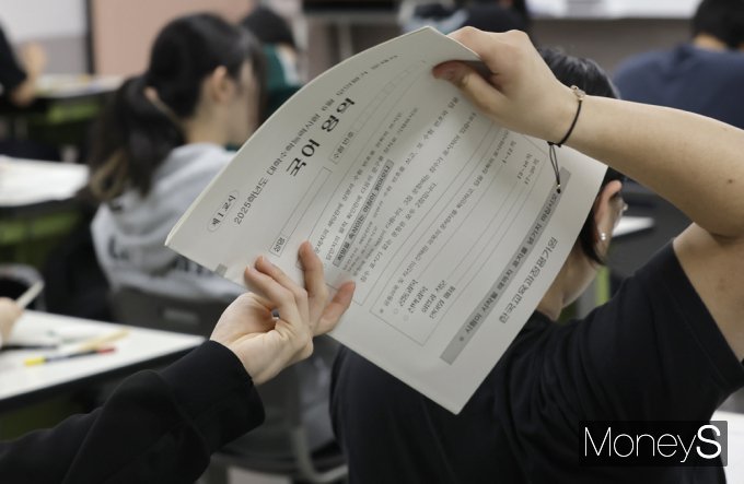 ▲ 서울 한 고등학교에서 모의평가 시험 힘하는 고3 수험생