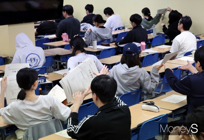 ▲ 서울 모 입시학원에서 모의고사 시험 임하는 재수생