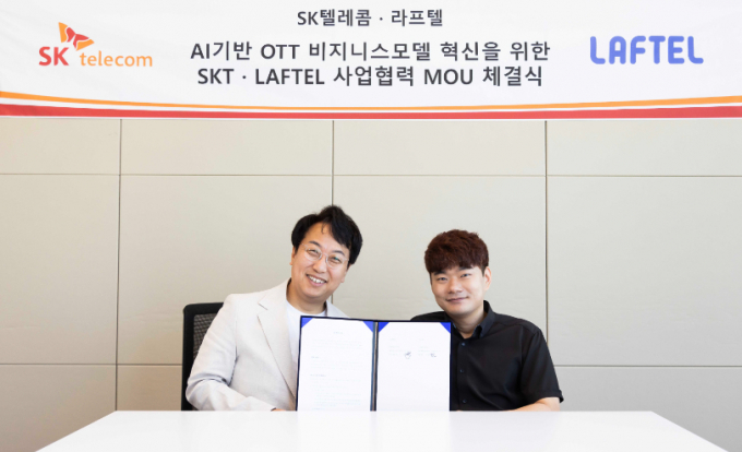 김혁 SKT 미디어제휴 담당(왼쪽)과 박종원 라프텔 대표가 지난 3일 라프텔 본사에서 업무협약을 체결하고 기념사진을 찍고 있다. /사진=SK텔레콤