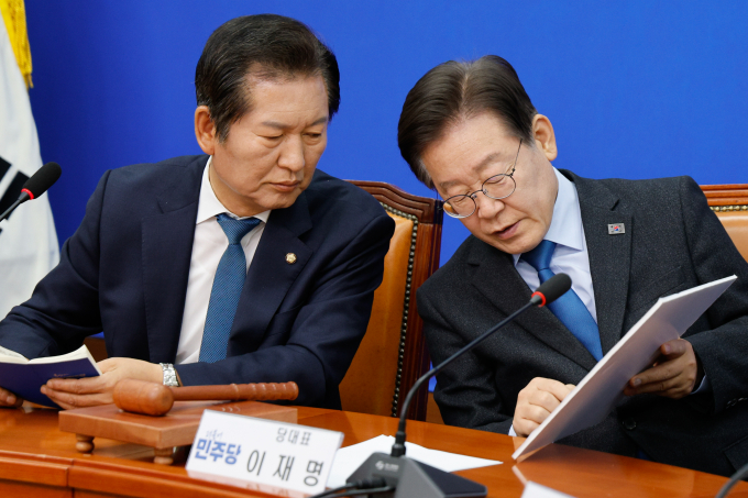 정청래 더불어민주당 최고위원이 이재명 민주당 대표의 당대표·대선주자 겸임을 옹호했다. 사진은 이 대표(오른쪽)와 정 최고위원이 지난달 29일 서울 여의도 국회에서 열린 최고위원회의에 참석해 윤석열 대통령과 이종섭 전 장관 통화 관련 뉴스 캡쳐를 보며 대화를 나누는 모습. /사진=뉴스1