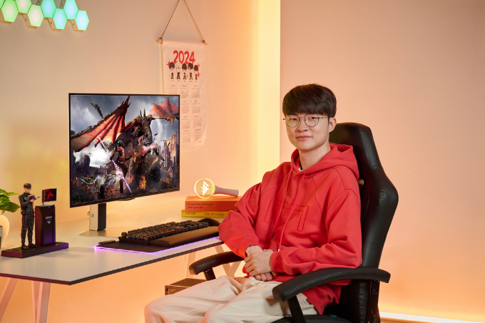 T1 페이커 선수가 삼성전자 OLED 게이밍 모니터 '오디세이 OLED G8(G80SD)'을 소개하고 있다. / 사진=삼성전자 