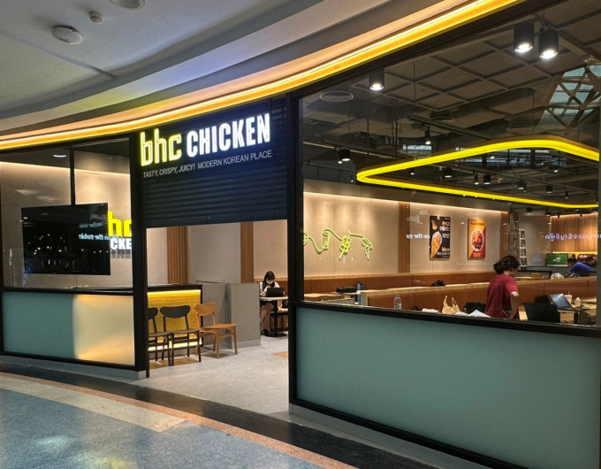 bhc치킨이 글로벌 진출에 속도를 내고 있다. 사진은 태국 4호점 bhc 센트럴 라마 2점. /사진=bhc치킨