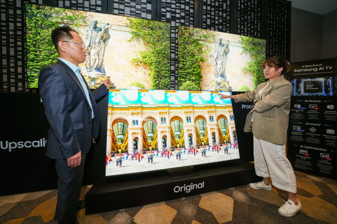 삼성전자 관계자가 AI TV 기술을 시연하고 있다. /사진=삼성전자