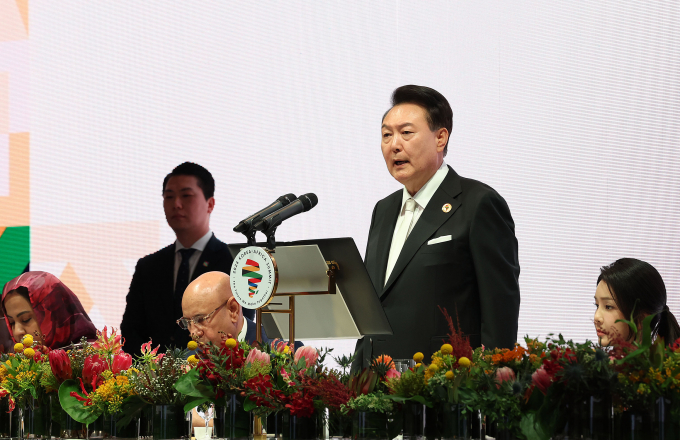 윤석열 대통령이 2024 한-아프리카 정상회의에서 "아프리카에 대한 한국 기업들의 무역과 투자를 증진하기 위해 약 140억달러 규모의 수출금융도 제공할 계획"이라고 말했다. 사진은 윤 대통령이 지난 3일 서울 중구 신라호텔에서 열린 2024 한-아프리카 정상회의 환영 만찬에서 만찬사하는 모습. /사진=뉴시스(2024 한-아프리카 정상회의 & 연합뉴스 제공)  