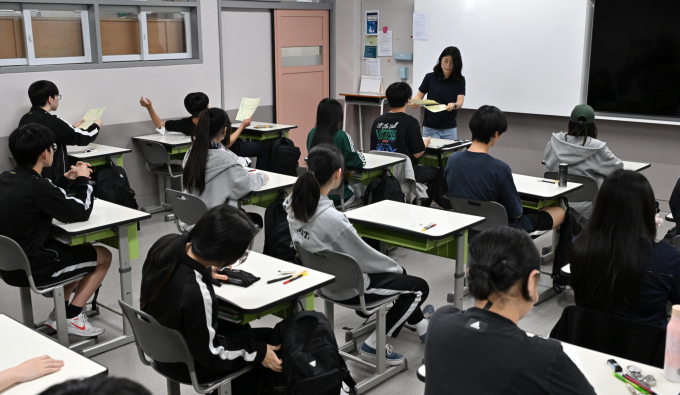 4일 2025학년도 대학수학능력시험 6월 모의평가가 실시된다. 사진은 이날 서울 송파구 방산고등학교에서 학생들이 시험 전 답안지를 배부받는 모습. /사진=뉴시스