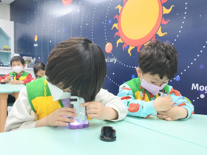 지난 유아과학교실(미니현미경 관찰) 교육모습/사진=국립부산과학관