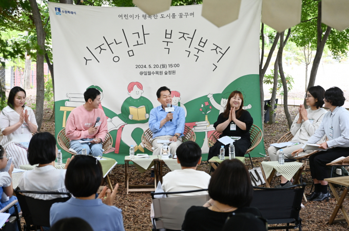 이재준 수원특례시장(앞줄 왼쪽 세번째)이 지난 5월 일월수목원 숲정원에서 시민들과 대화를 나누고 있다. / 사진제공=수원특례시