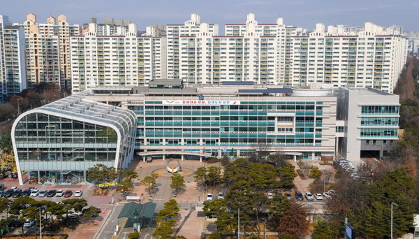 오산시는 한국토지주택공사(이하 LH)와 손잡고 혼잡한 교통문제 해결을 위한 방안을 찾아 나섰다. 사진은 오산시청사 전경. / 사진제공=오산시