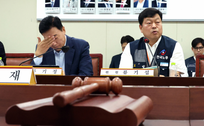 지난 5월 21일 세종시 정부세종청사에서 열린 최저임금위원회 제1차 전원회의에서 류기섭 근로자 위원의 발언을 듣던 류기정 사용자 위원이 얼굴을 만지고 있다. / 사진=뉴시스 강종민 기자 