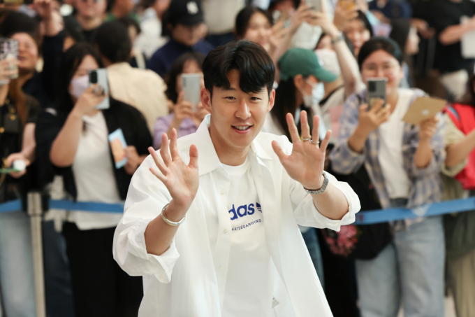 위르겐 클린스만이 손흥민(토트넘 홋스퍼)에 대해 "손흥민 혼자 정상에 있었다"고 호평했다. 사진은 손흥민이 인천국제공항 제2터미널을 통해 귀국하고 있는 모습. / 사진= 뉴스1 