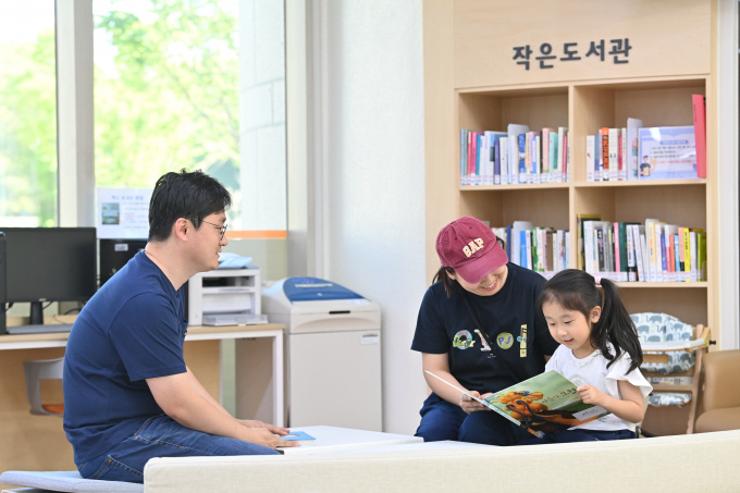 하남시청 민원실 내 자투리 공간을 활용해 조성한 작은 도서관이 아이들을 동반한 민원인들의 호응을 얻고 있다. /사진제공=하남시