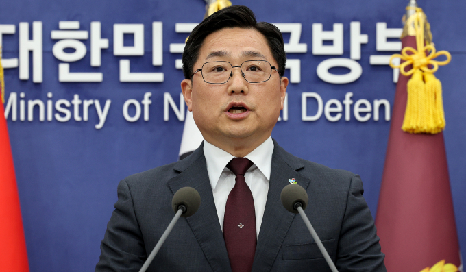 국방부가 9·19 남북군사합의 전부 효력 정지에 따라 군사분계선(MDL), 서북도서 일대에서 우리 군의 모든 군사활동이 4일 오후 3시부터 복원된다고 전했다. 사진은 조창래 국방부 국방정책실장이 4일 서울 용산구 국방부 브리핑실에서 이날 국무회의를 통해 심의·의결된 9·19 남북군사합의 전부 효력정지안과 관련해 국방부의 향후 방침을 밝히는 모습. /사진=뉴스1