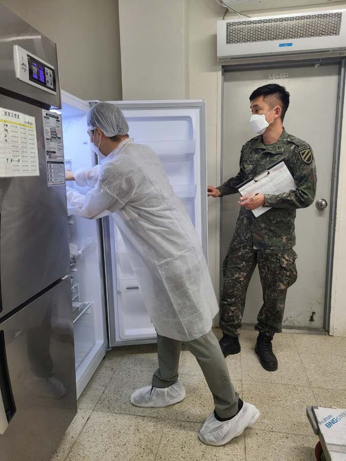 양평군보건소가 육군 7군단 병영식당을 대상으로 ‘맞춤형 식중독 예방 진단 컨설팅’을 실시했다. /사진제공=양평군
