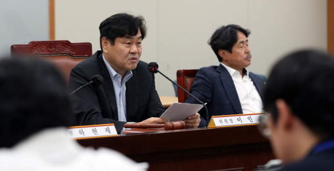 이인재 최저임금위원회 위원장이 4일 오후 세종시 정부세종청사에서 제2차 전원회의 후 출입기자단과 간담회를 열고 취재진 질문에 답하고 있다. / 사진=뉴스1 김기남 기자  /사진=(세종=뉴스1) 김기남 기자