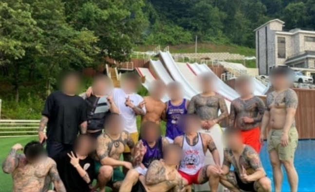 경찰이 '압구정 롤스로이스 약물운전 사건'을 조사하는 과정에서 조폭들을 검거했다. 사진은 불법도박장 운영 혐의를 받는 피의자들이 지인들과 함께 찍은 사진. /사진=머니투데이(서울경찰청) 