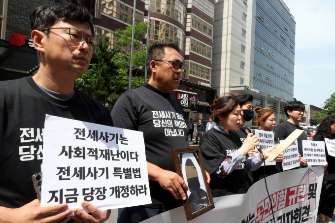 전세사기 피해자 지원 대책 실현을 두고 정부·국민의힘과 민주당·피해자의 의견이 엇갈리고 있다. 사진은 전세사기깡통전세피해자전국대책위원회가 최근 서울 여의도 국민의힘 중앙당사 앞에서 열린 '전세사기·깡통전세 피해자 전국대책위원회, 전세사기 피해자 외면하는 국민의힘 면담 요청' 기자회견에 나섰던 모습. /사진=뉴시스