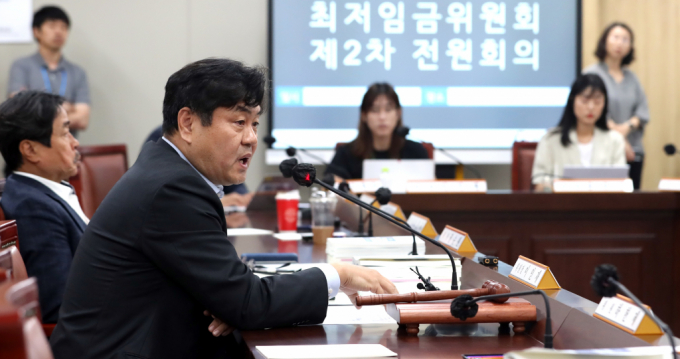 이인재 최저임금위원회 위원장이 4일 오후 세종시 정부세종청사에서 제2차 전원회의 후 출입기자단과 간담회를 열고 취재진 질문에 답하고 있다. / 사진=뉴스1 김기남 기자  /사진=(세종=뉴스1) 김기남 기자