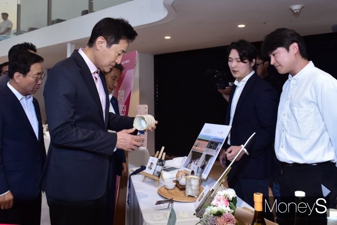 [머니S포토] 청년 창업팀 상품 살피는 오세훈 서울시장