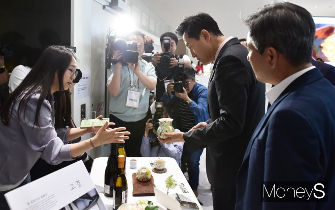[머니S포토] 청년 창업팀 상품 살피는 오세훈 서울시장