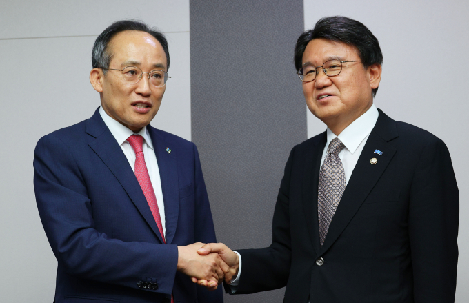 황운하 조국혁신당 원내대표가 추경호 국민의힘 원내대표를 만나 윤석열 대통령과 조국 조국혁신당 대표의 회동 주선을 요청했다. 사진은 추 원내대표(왼쪽)가 4일 서울 여의도 국회 의원회관에서 황 원내대표를 예방하는 모습. /사진=뉴시스(공동취재) 