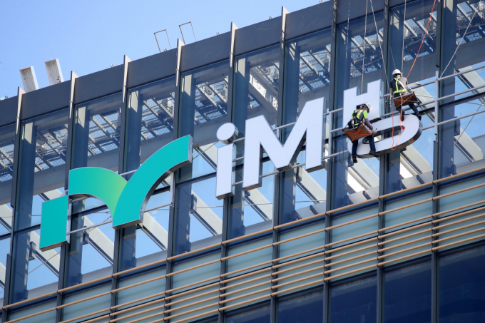 시중은행으로 전환한 DGB대구은행이 5일 'iM뱅크'로 재출범한다. 4일 오후 대구 수성구 본점 외벽에 변경되는 은행 사명 'iM뱅크' 설치 작업이 진행되고 있다.   5일 오후 본점과 열린광장에서 은행 사명 변경 선포식과 그룹 CI 선포식, 미래 비전 선포식, 미디어 파사드 및 라이팅 쇼 등 다양한 행사가 열릴 예정이다. /사진=뉴스1