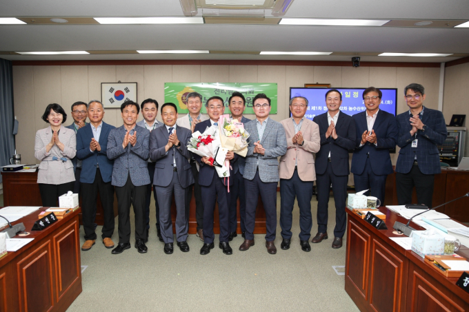 박홍재 농업기술원장(앞줄 왼쪽 다섯번째)이 도정발전에 기여한 공로로 도의회에서 감사패를 받고 있다./전남도의회
