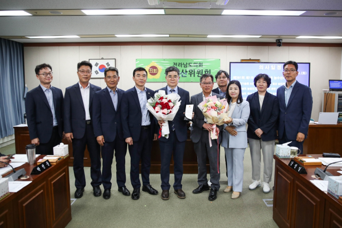 정광형 전남도 농축산식품국장(왼쪽 다섯번째) 이 4일 도정발전에 기여한 공로로 도의회에서  감사패를 받고 있다./도의회