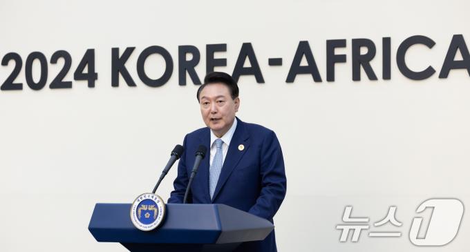 윤석열 대통령이 4일 2024 한-아프리카 정상회의장에서 열린 한-아프리카 정상회의 오찬에서 오찬사를 하고 있다. (대통령실 제공) 2024.6.4/뉴스1 ⓒ News1 송원영 기자