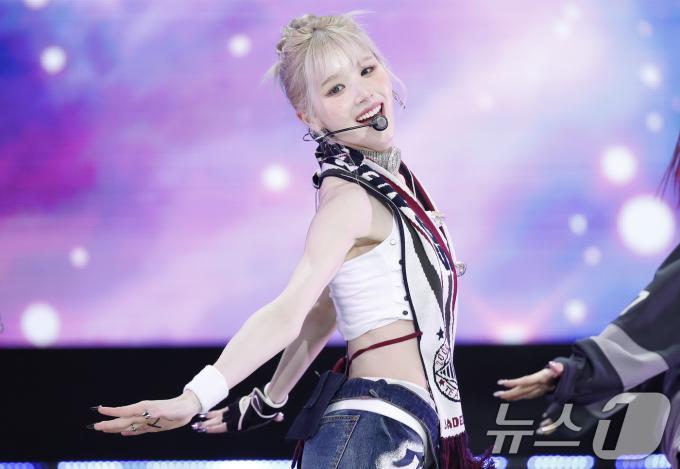 [사진] 아르테미스 희진, 날개 펴고 천사 미소