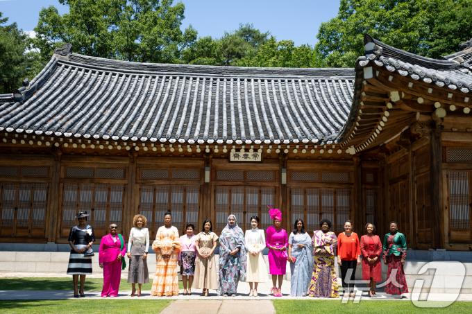 [사진] 김건희 여사, 아프리카 정상 배우자 오찬 기념촬영