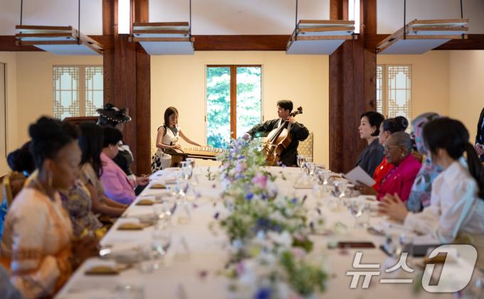 [사진] 김건희 여사, 아프리카 정상 배우자 오찬 사전 공연 관람
