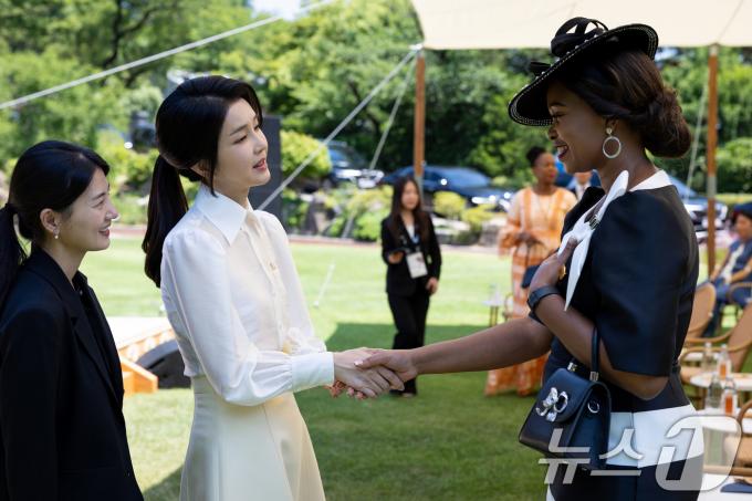 [사진] 말라위 정상 배우자와 인사 나누는 김건희 여사